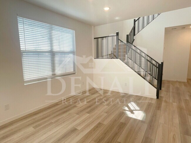 Building Photo - 1365 W Bluejay Dr