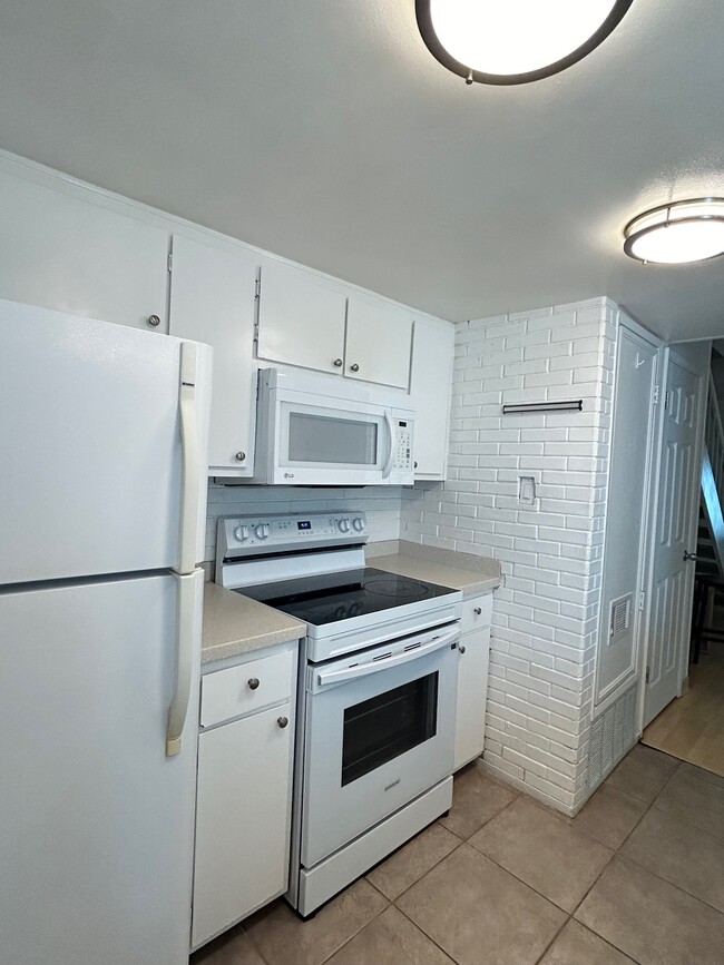 Building Photo - 5488 Roundtree Dr