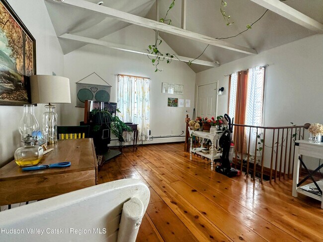 Foto del edificio - 240 Crest Ln