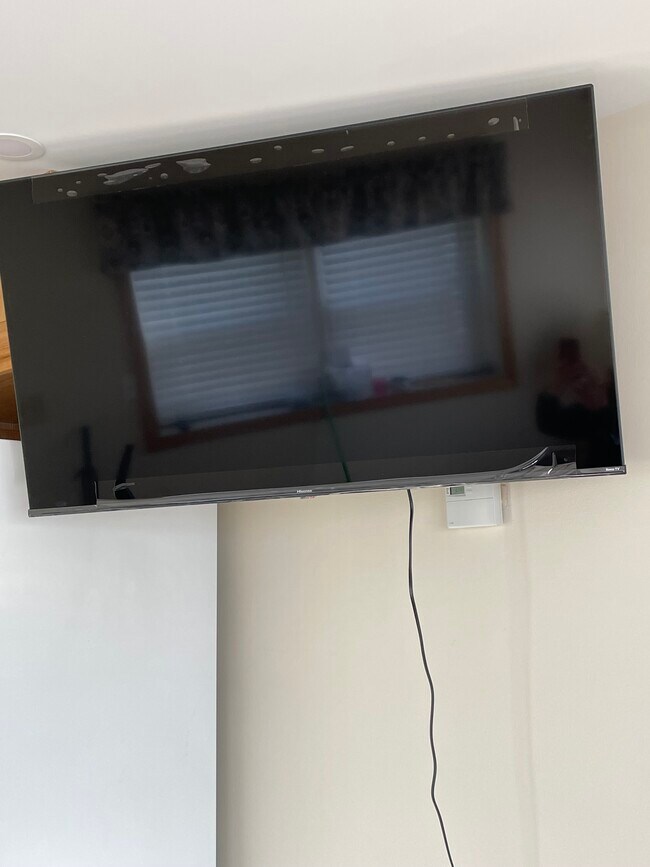 Televisor inteligente Roku de 55 pulgadas con soporte de pared articulado, para que puedas ver la televisión desde el sofá o la mesa del comedor. - 6030 NY-23