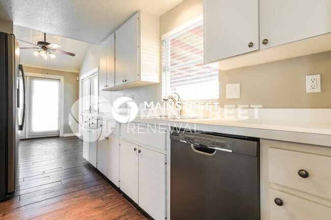 Foto del edificio - 3 Bedroom Pet-Friendly Home in SARASOTA, FL with Main Street Renewal