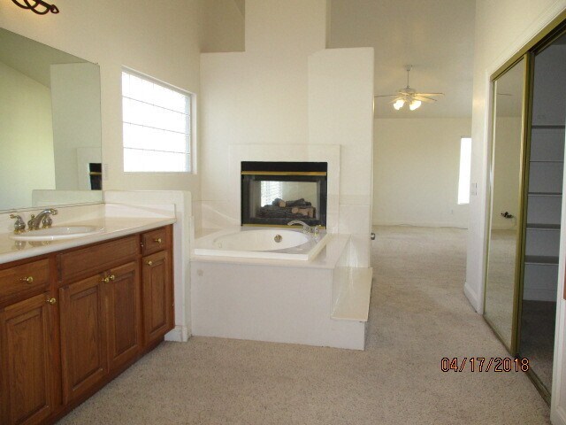 Foto del edificio - BEAUTIFUL 4BD/3BA! ALMOST 3500 SQFT!