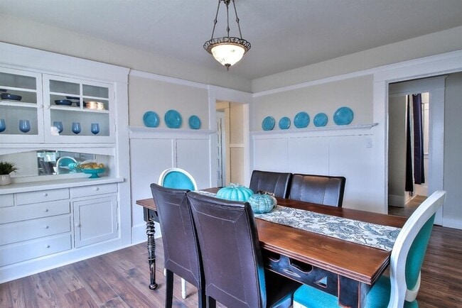 Building Photo - TRACY ABSOLUTELY 3 BEDROOM CHARMING BUNGALOW
