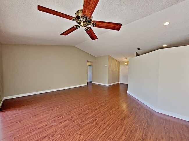 Building Photo - 450 Oregon Ln