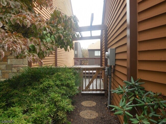 Building Photo - 14 Fox Hunt Dr