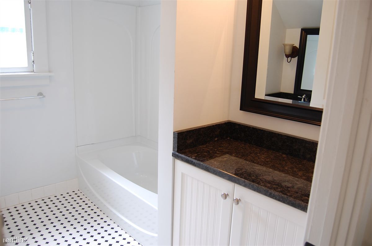 Foto principal - 4 br, 2 bath House - 223 W Mosley St