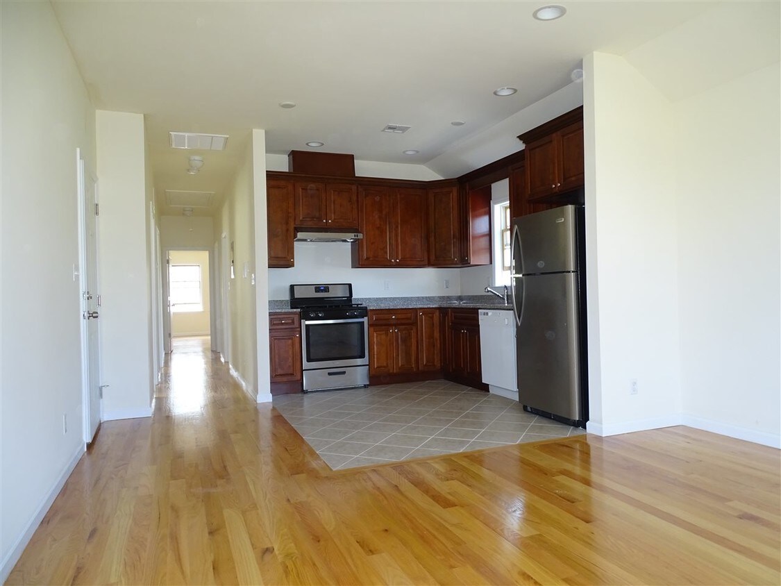 Foto principal - 153 Hobart Ave