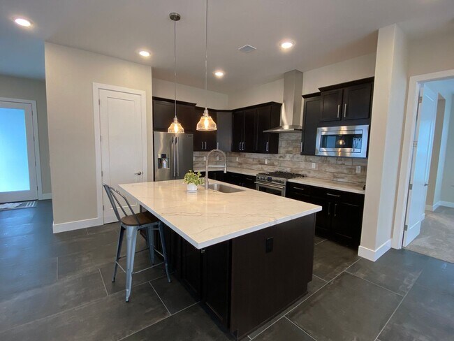 Building Photo - Single Story Somersett Stunner with Amenit...