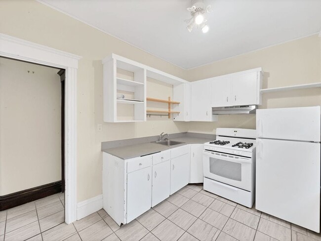 Building Photo - 305 Charlton Ave W