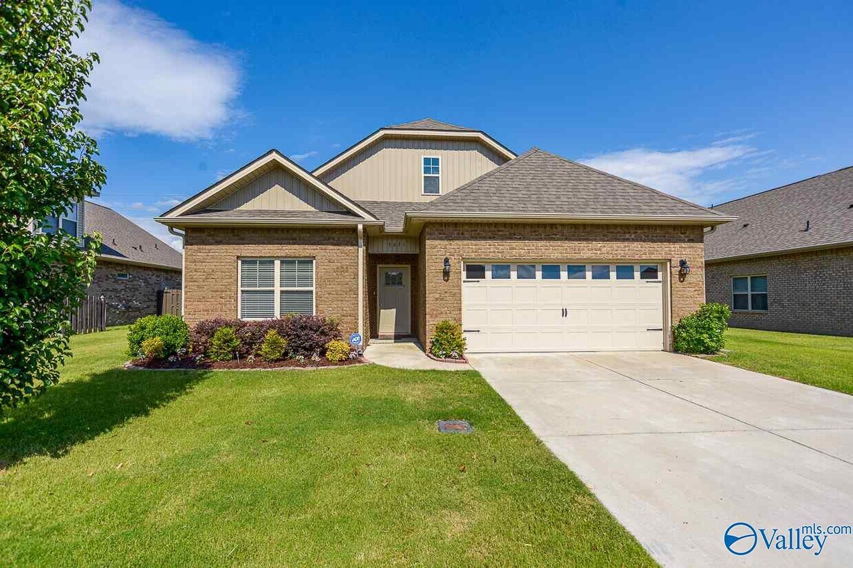 Primary Photo - 3031 Greenway Cir SE