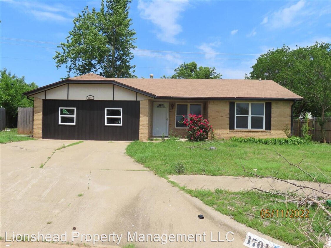 Primary Photo - 5 br, 2 bath House - 1701 SE 12th St.
