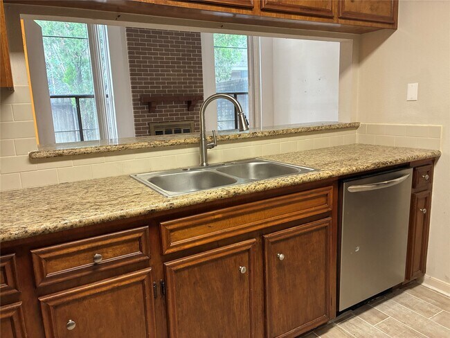 Foto del edificio - 13784 Hollowgreen Dr