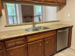 Building Photo - 13784 Hollowgreen Dr