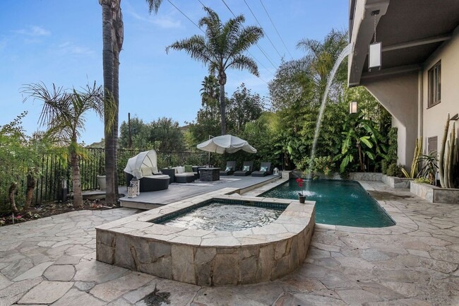 Building Photo - 7218 Mulholland Dr