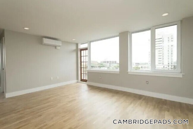 Building Photo - 1000 Memorial Dr