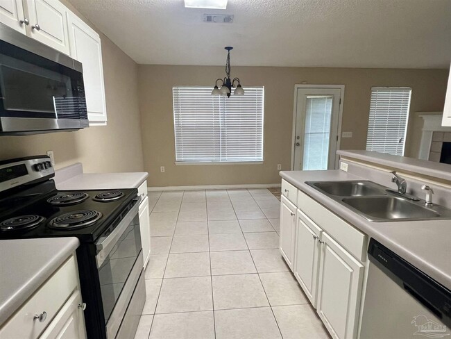 Foto del edificio - 6213 Cottage Woods Dr