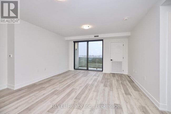 Photo du bâtiment - 300B-300B Fourth Ave