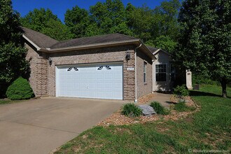 Building Photo - 4652-4654 Greenwood Cir