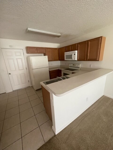 Foto del edificio - 585 Cresting Oak Cir