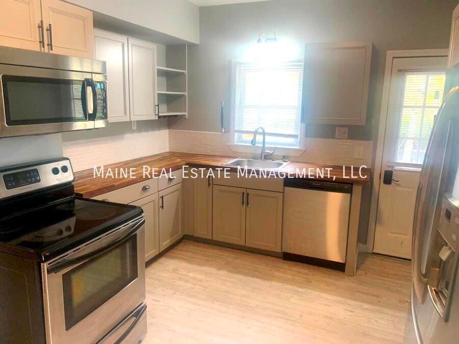 Primary Photo - 454 S Main St