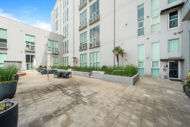 Building Photo - 2000 Bagby St