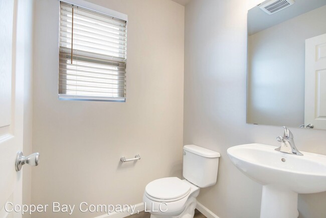 Building Photo - 4 br, 2.5 bath House - 5365 Eagle Glen Ave...