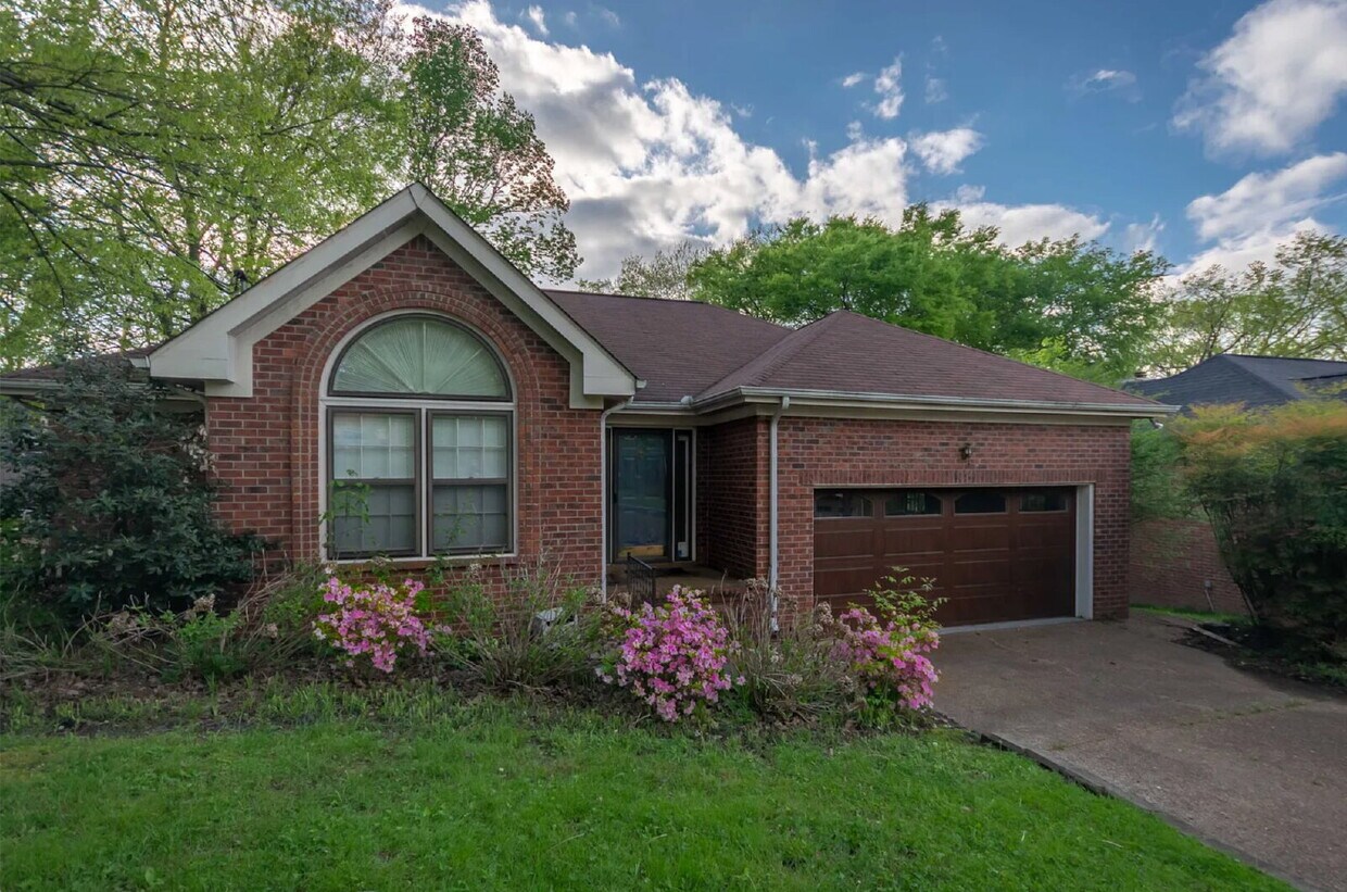 Primary Photo - 3 bd/2bth w/fenced in yard, 15 min from do...