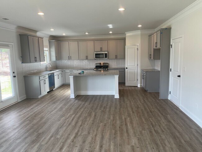 Building Photo - Spacious 5BR House in Gainesville