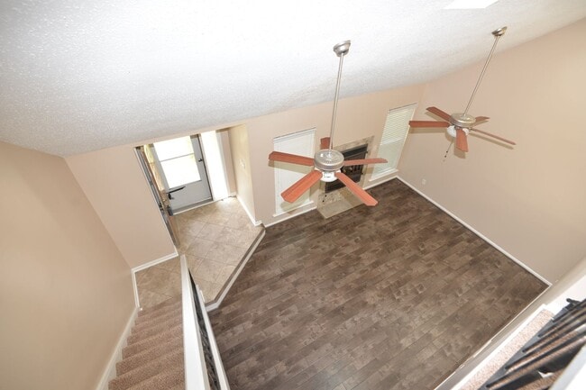 Building Photo - Updated Townhome in Larkspur Meadows