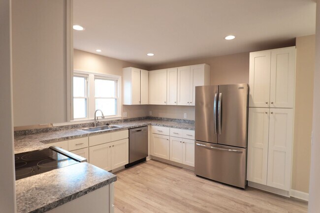 Building Photo - Renovated 2 Bedroom, 2 Bathroom Home in Hi...