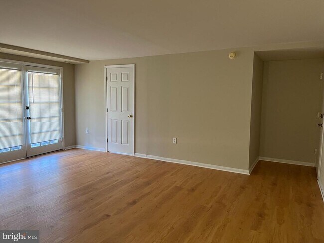 Building Photo - 5915 Mayflower Ct