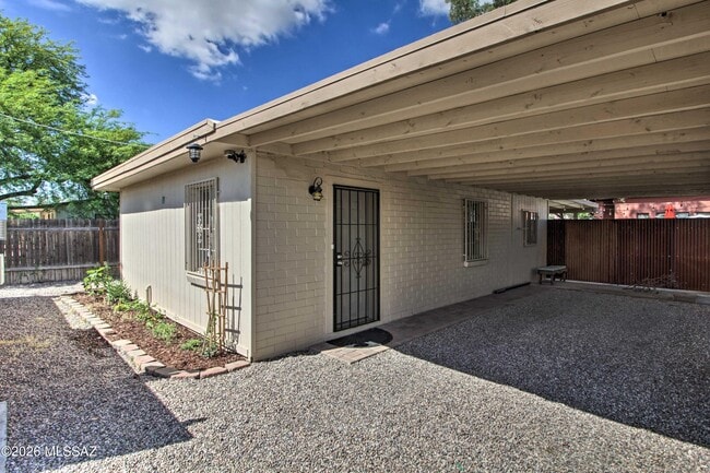 Foto del edificio - 2761 N Dodge Blvd