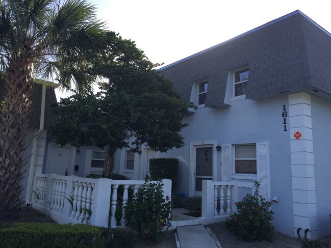 Building Photo - Clean 2/1.5 Townhouse in SE Ocala