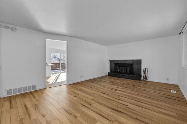 Foto del edificio - 5 Bedroom 3 Bathroom Home in Sandy!