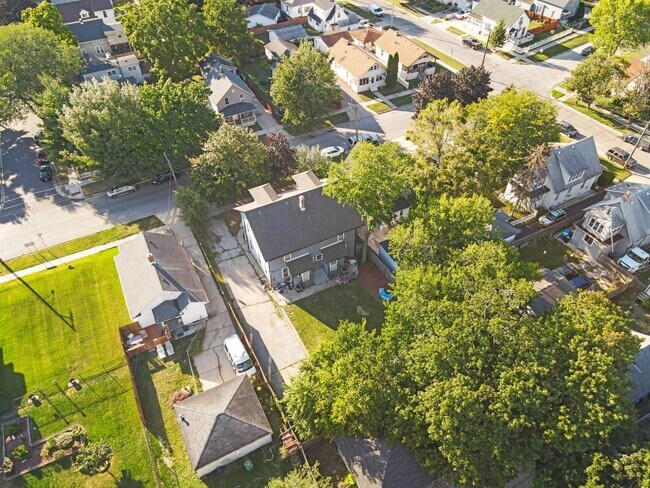 Foto del edificio - 305 N May St