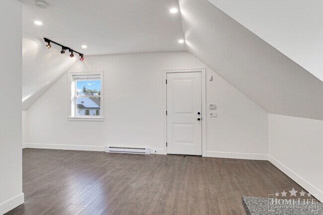 Photo du bâtiment - 1 Bed, 1 Bath Coach House with Den for Rent in Langley!