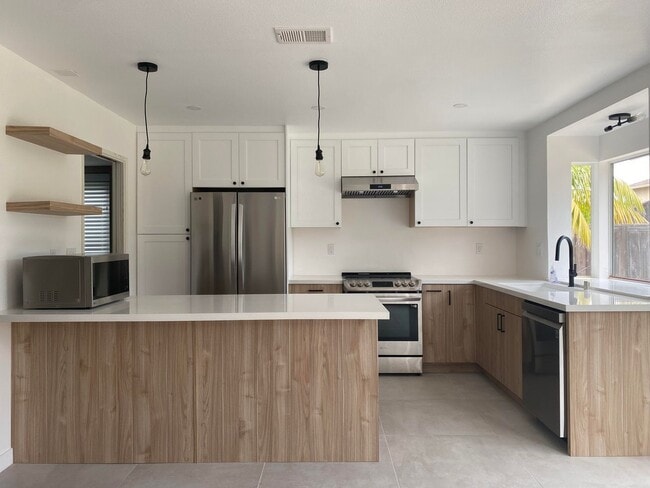 Building Photo - Spacious 3BD/2.5BA Home Available in West Clairemont!