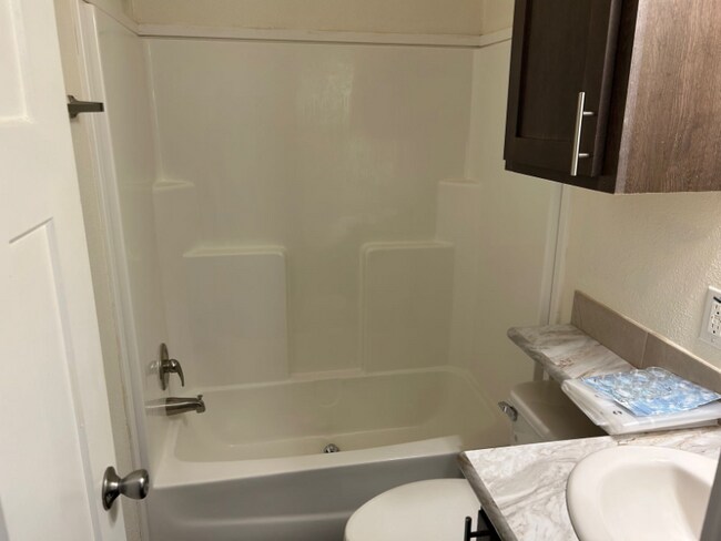 Foto del edificio - 5215 Crestway Rd