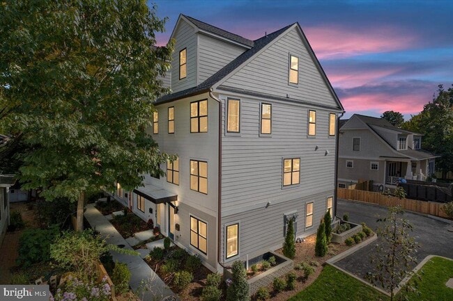 Photo - 909 N Irving St Townhome