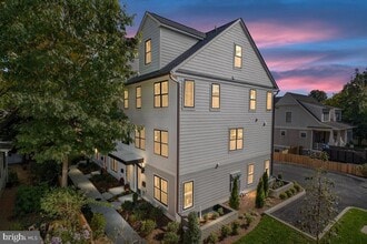 Building Photo - 909 N Irving St