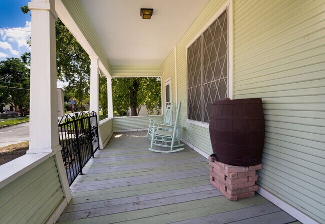 Building Photo - Cool Craftsman 2/1 in the Heart of SA