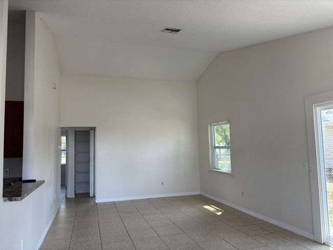Building Photo - 28 Spring Loop Cir