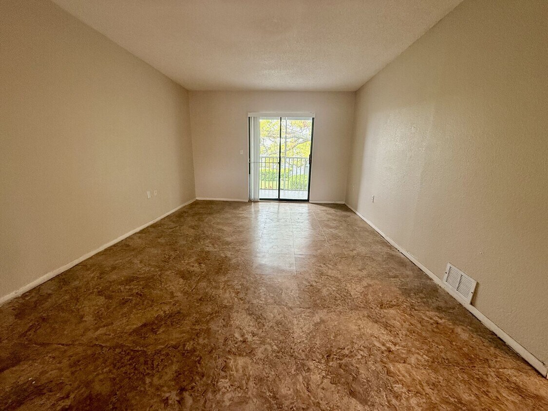 Foto principal - 2 bed 1 bath condo in Garden Walk