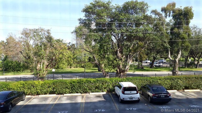 Foto del edificio - 16950 W Dixie Hwy