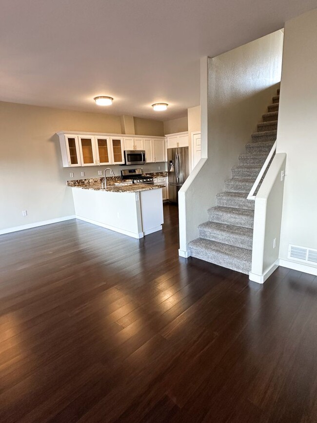Building Photo - Beautiful Duplex, High End Finishes with L...