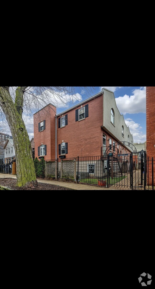 Crystal St TownHouses - 1733 W Crystal St