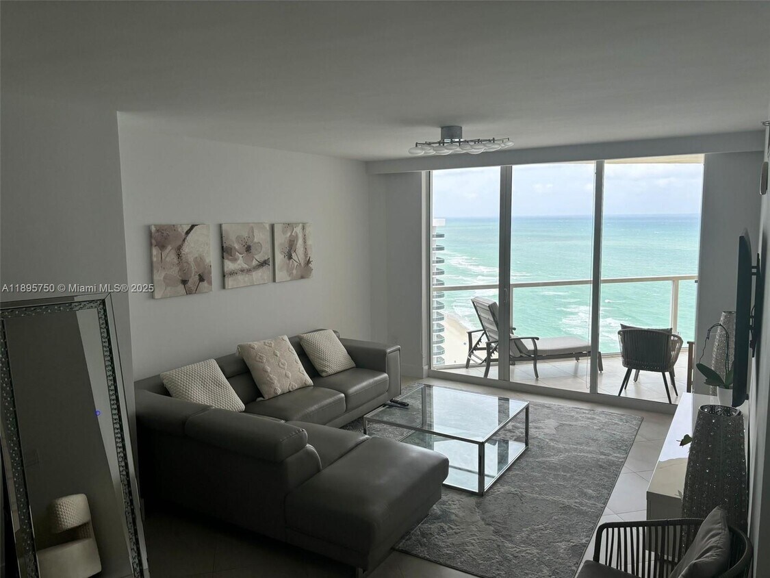 Foto principal - 16699 Collins Ave