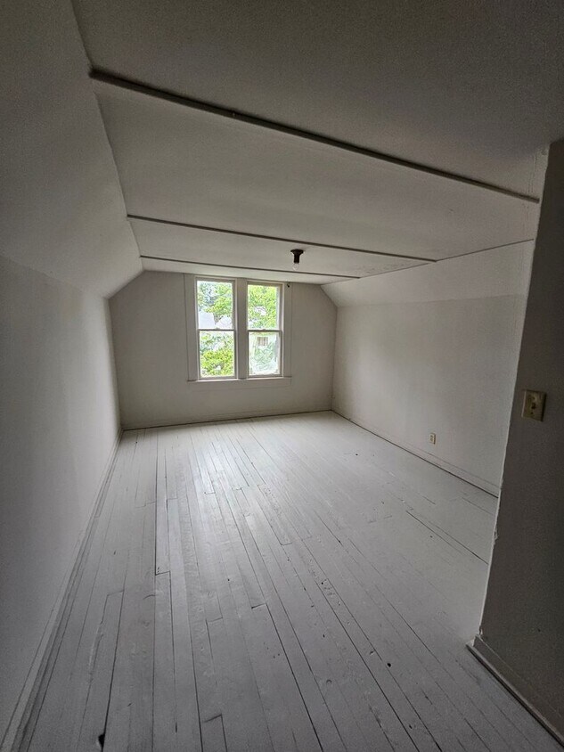 Foto principal - 4 bed 1 bath home