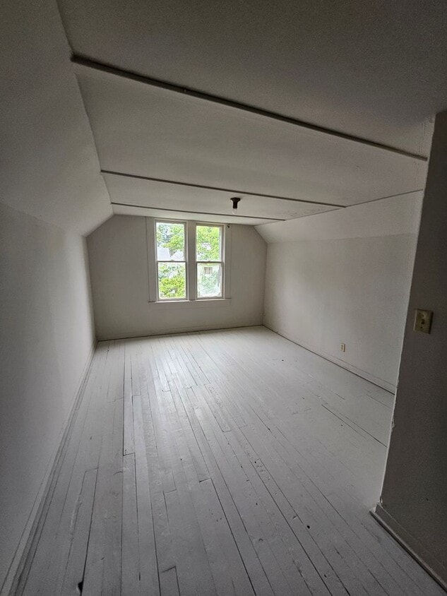 Primary Photo - 4 bed 1 bath home