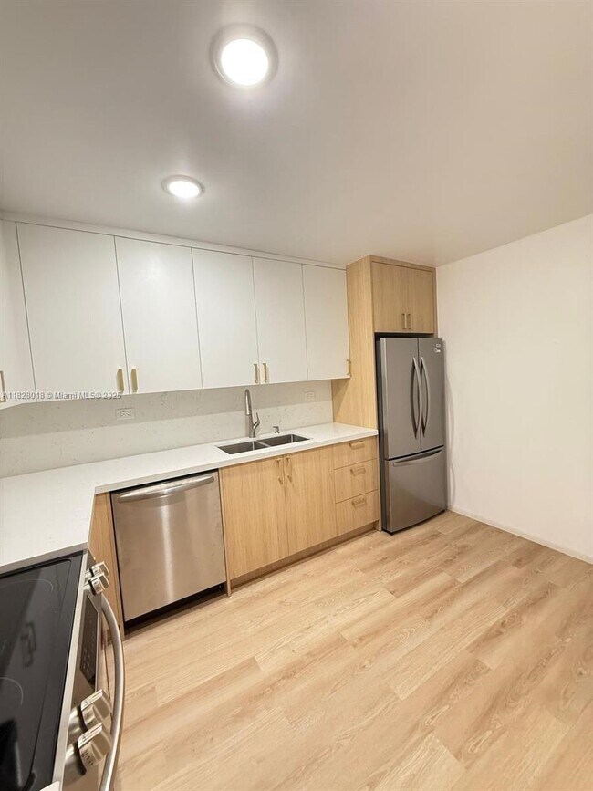 Building Photo - 6039 Collins Ave